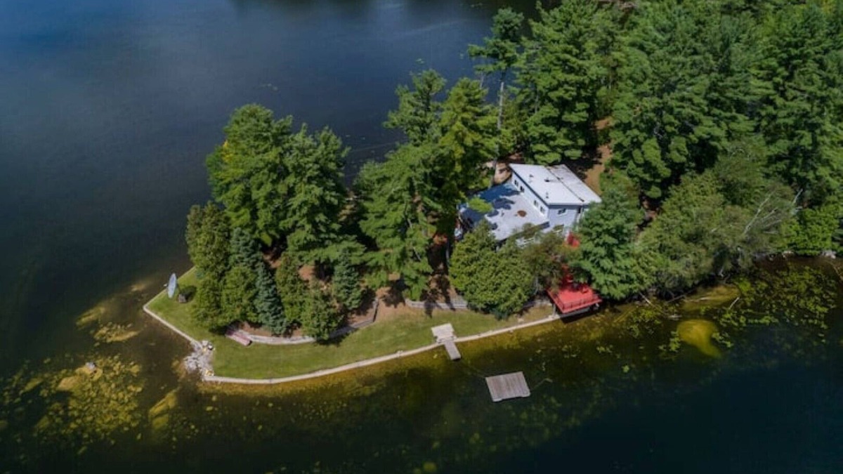 Tudor and Cashel Cottage | Private Peninsula - Modern yet Cozy 5-Bedroom Renovated Cottage