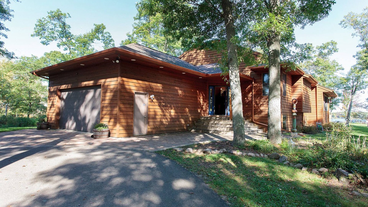 Baxter House | Private Peninsula With 3,000 Feet Of Lakeshore In The Heart Of Lake Country!