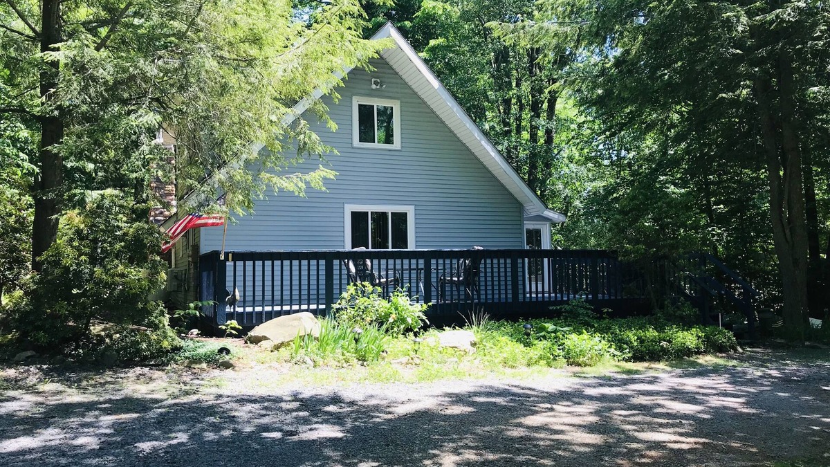 Tobyhanna Ski Chalet | Private Pocono Retreat on Golf Course & Pet friendly