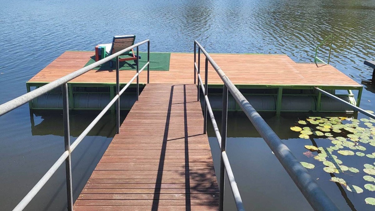 Lake Bennett House | Private pontoon on the lake with everything you need!