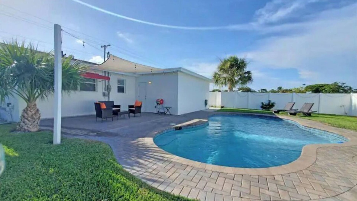 Lantana House | Private Pool - 2 miles to Beach - King bed - Walk to Shops & Restaurants