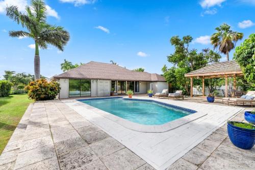 Seven Mile Beach Villa | Private Pool 3 Bedrooms Oasis Sandalwood Escape