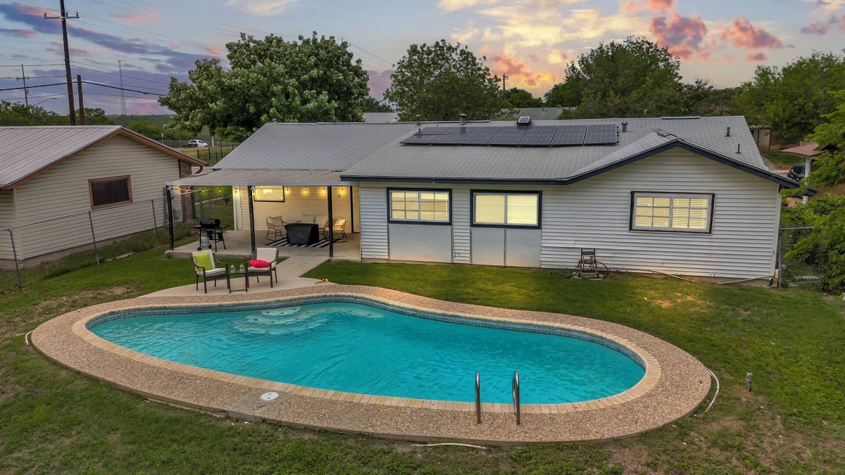 West San Antonio House | Private Pool ~ 6 Min to LAFB ~ Game Room ~ Firepit ~ Foosball Table ~ SeaWorld