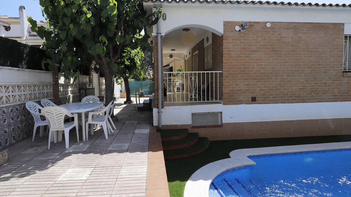 Clara House | Private Pool & BBQ House, 900m from Beach, Torredembarra