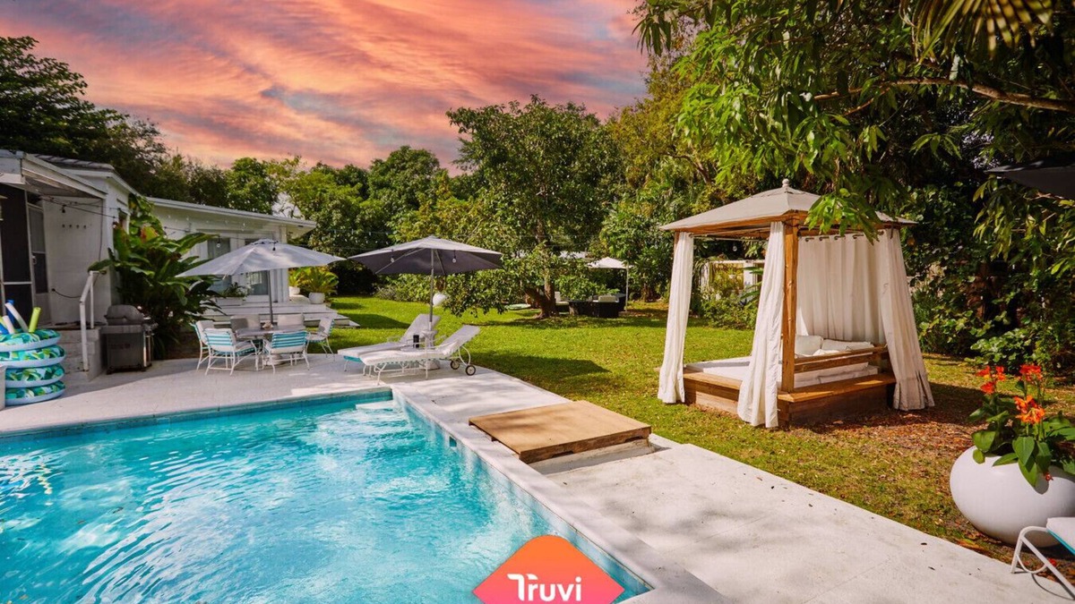 El Portal House | Private Pool Cottage–Tropical Garden, Firepit, Fast WiFi, Family & Pet-Friendly