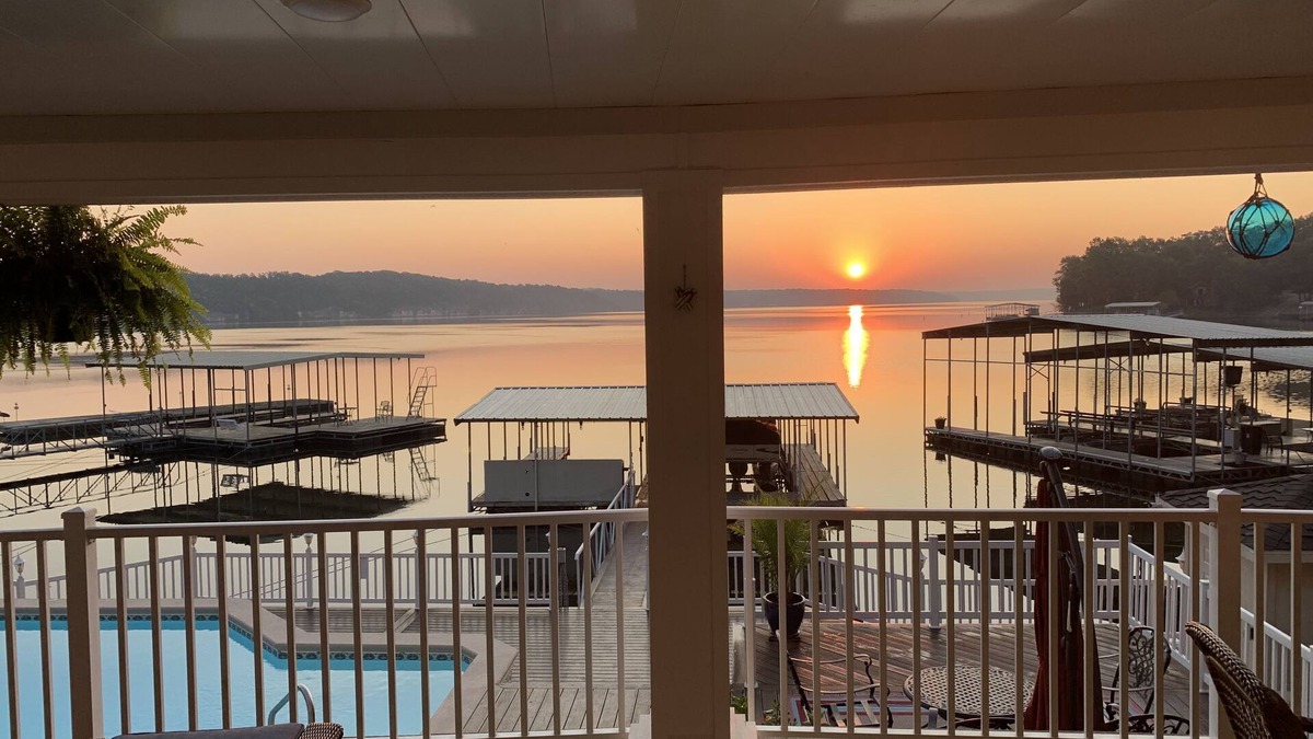 Osage Beach House | PRIVATE POOL *MAY 1 - OCT 1*, PRIVATE Dock, Osage Beach, Near Margaritaville