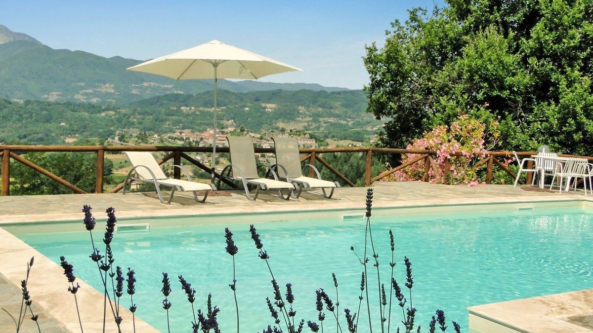 Castiglione di Garfagnana Villa | Private pool with hydromassage & shallow platform. Sleeping 6 (2 1/2 bathrooms)