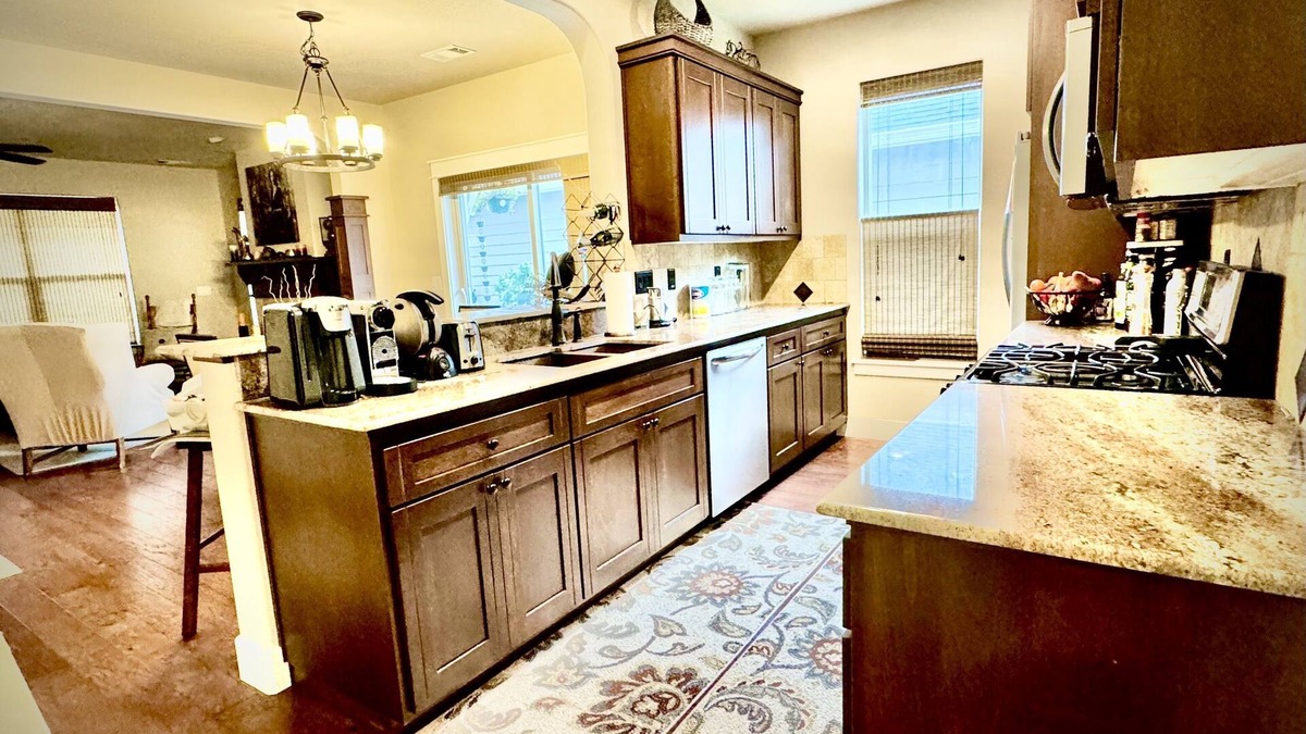 Central Point House | Private Queen Room w/Bathroom