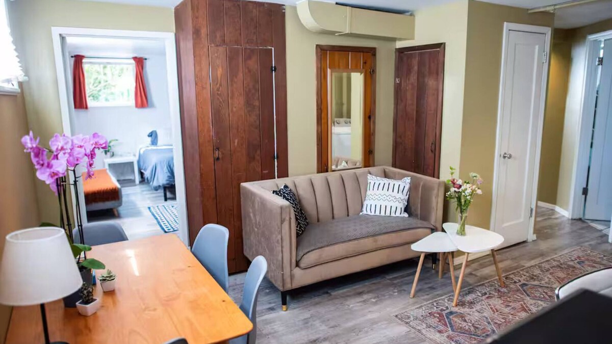 Queen Anne Apartment | Private, Quiet 2BD 1BA Queen Anne Guest Suite!