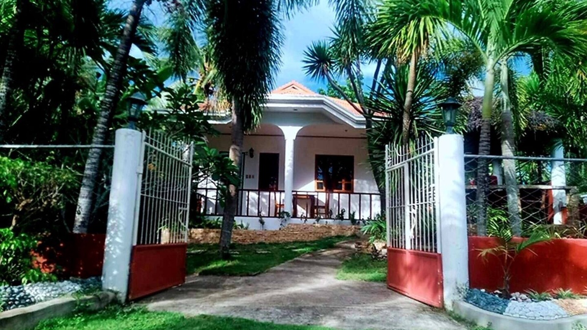 Basdiot House | Private quite bungalow-5 min walk to ocean & restaurants