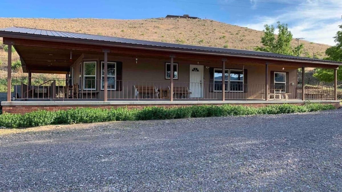 Marysvale House | Private ranch house with a view day AND night!