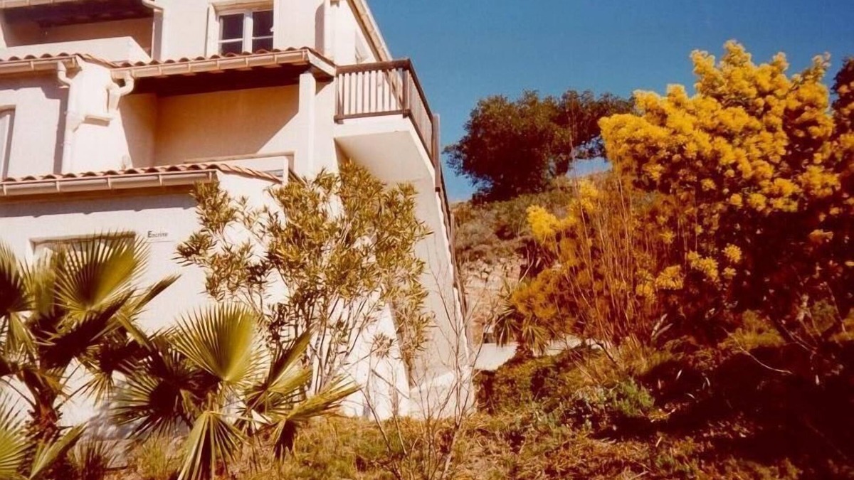 Cerbere Apartment | Private residence on the seafront with tennis, pool, bowling alley and restaurant.