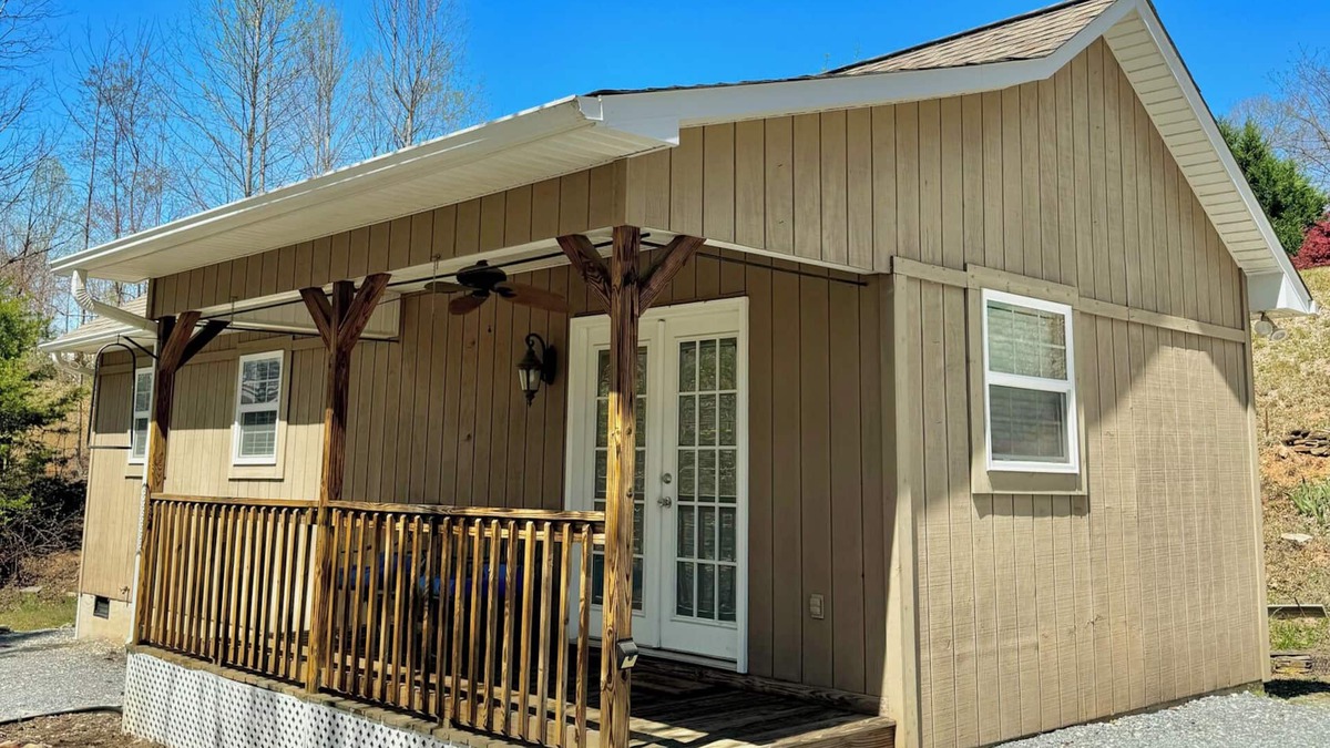 Marion Cottage | Private Resort Cabin in Gated Community at Lake James
