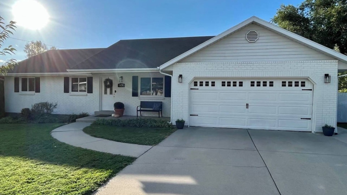 Lakeview House | Private Retreat Pets Welcome Waffles Too!
