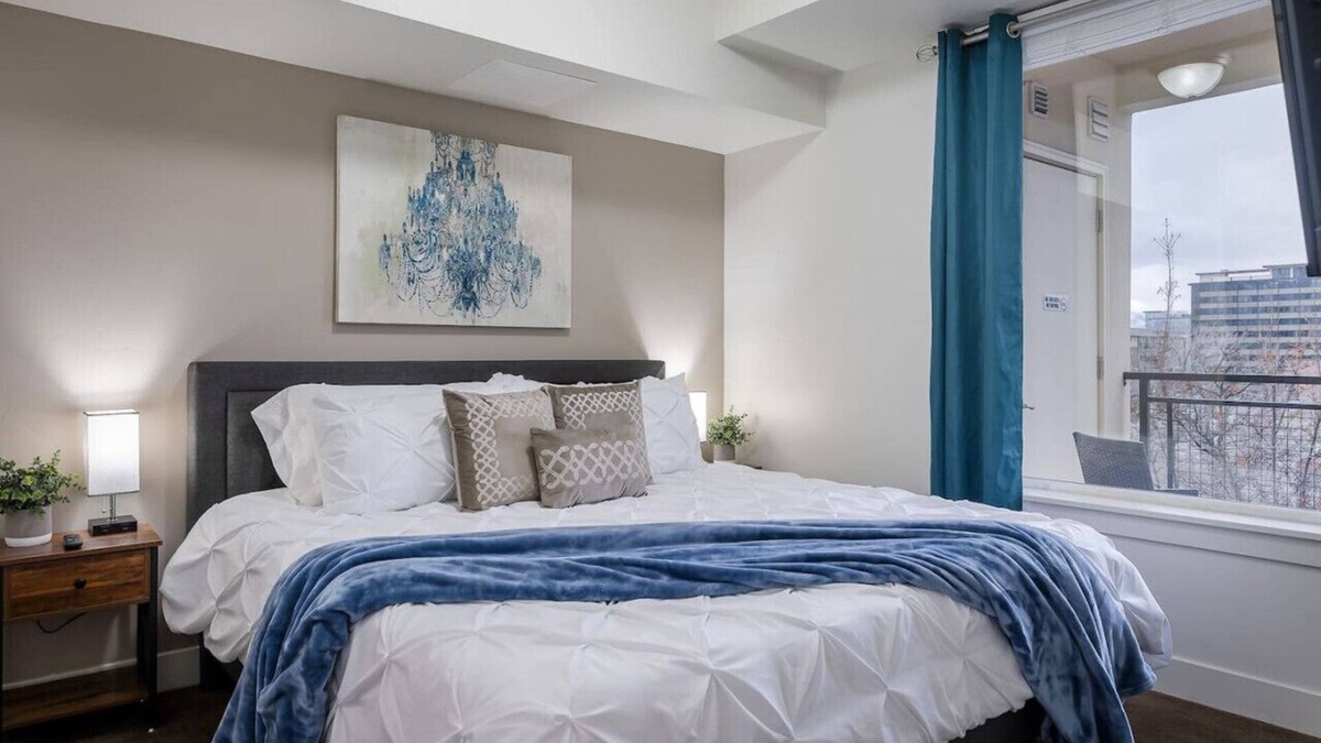 Central City Apartment | Private Retreat in Dwntwn*Close to Skiing*Hot Tub