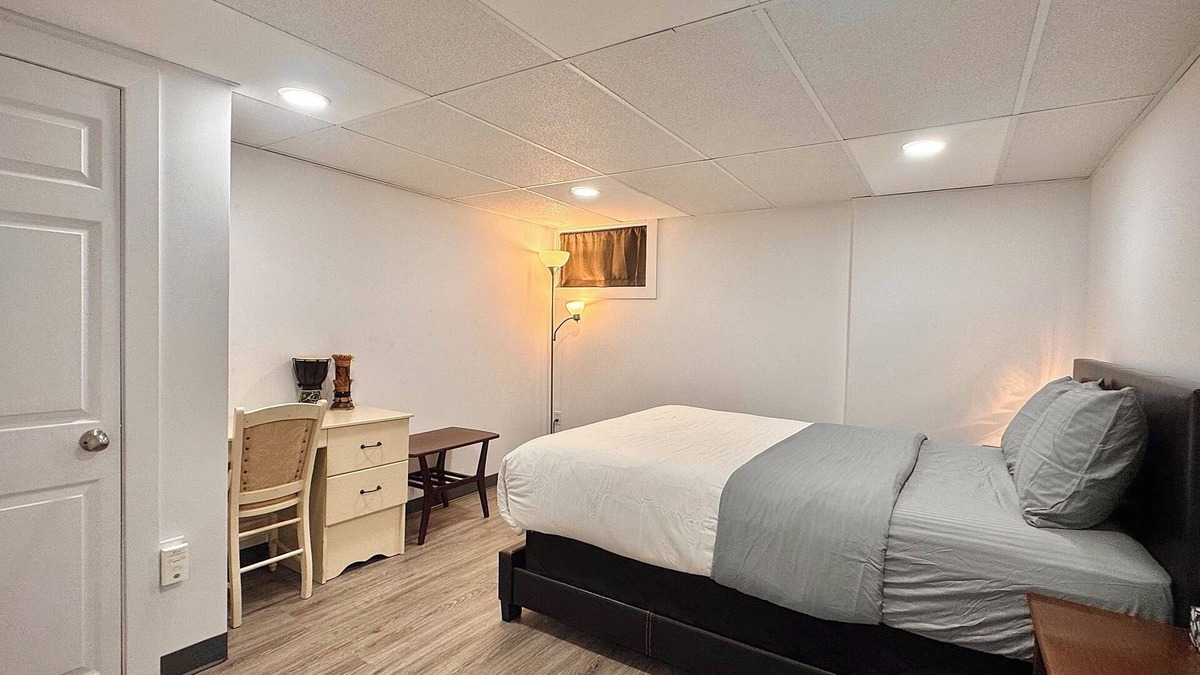 North Bay Apartment | Private Retreat – Walk to Beach | Lake | Stores |Dining