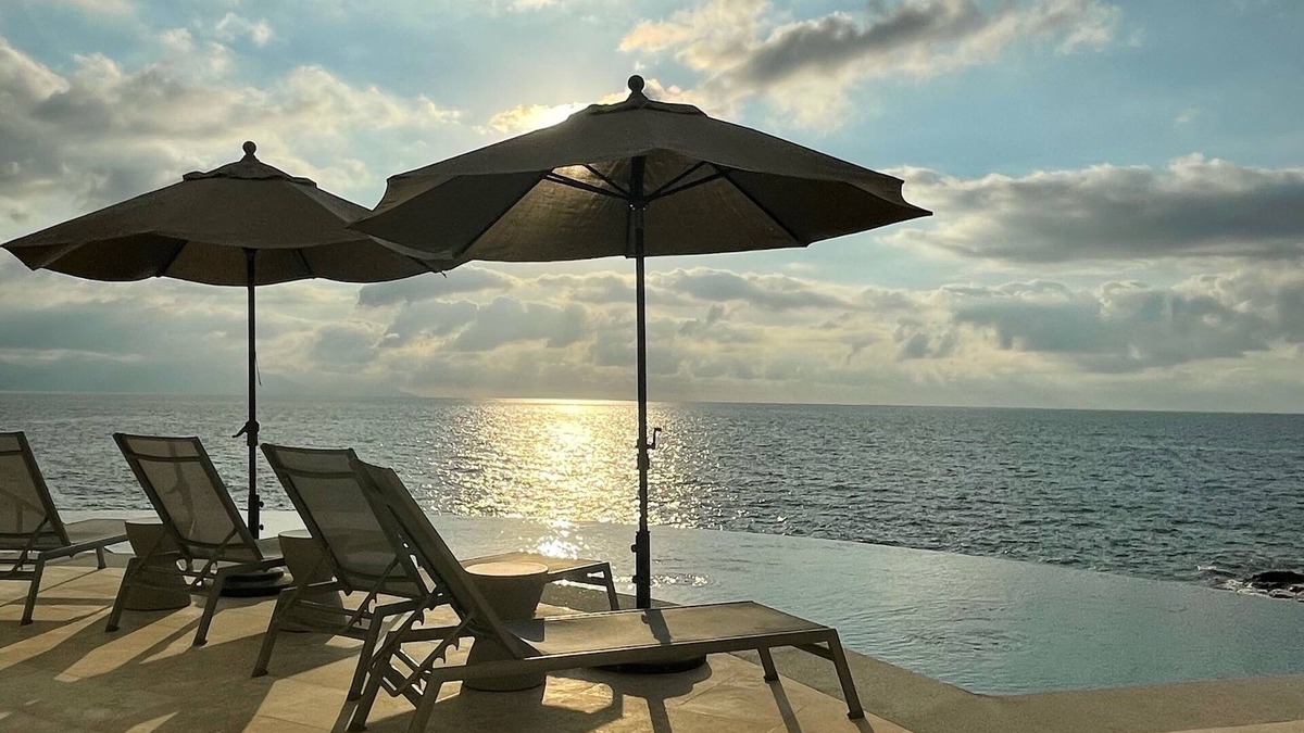 South Shore Hotel Area Condo | PRIVATE ROMANTIC OCEAN FRONT LUXURY