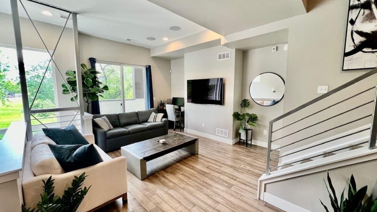 Jefferson Park House | Private RoofTop Hot Tub! 360 Views! Beautiful Townhome!