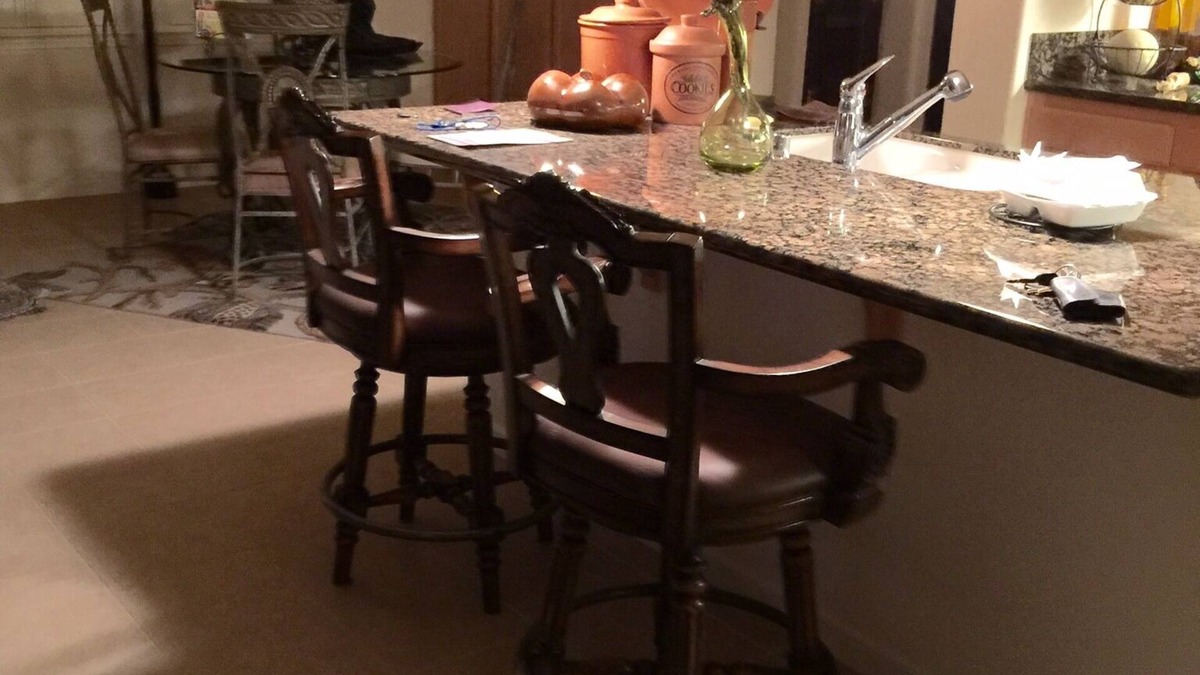 Byron House | Private room and bathroom on 1st floor of house. comfortable clean and well lit