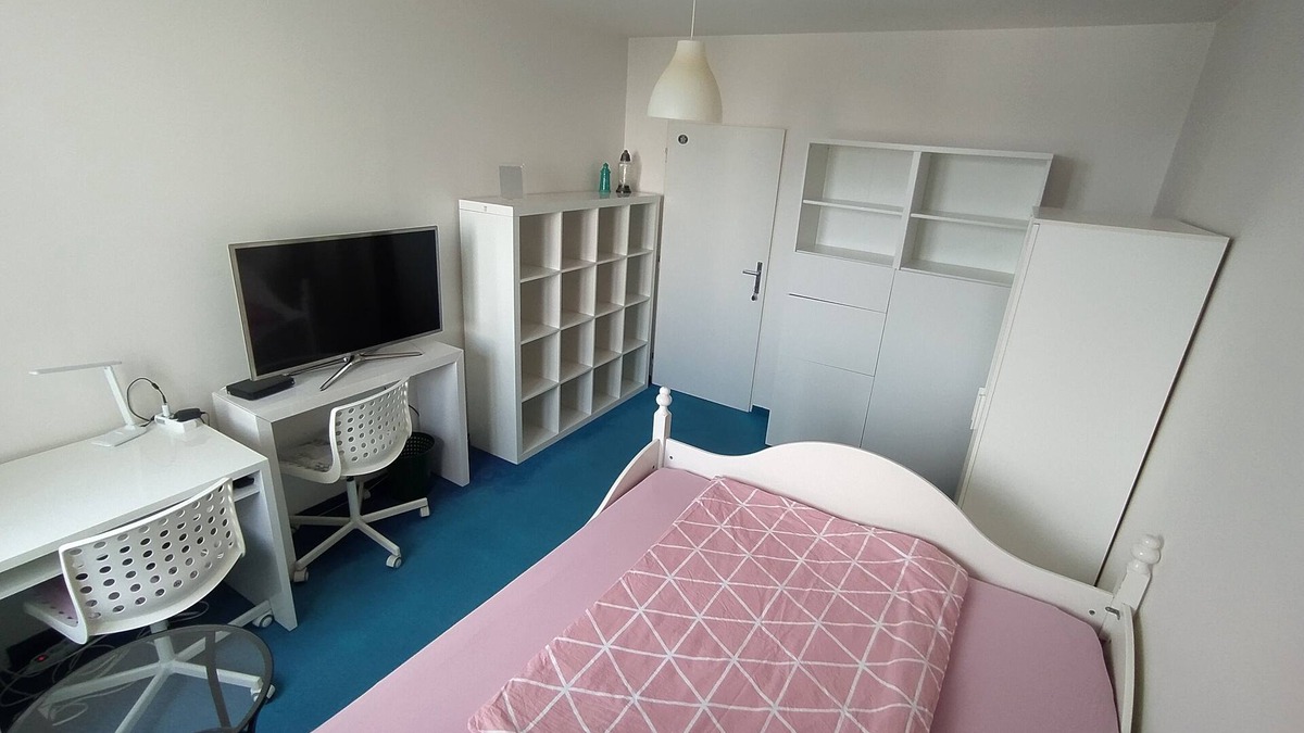 Hlubocepy Apartment | Private Room in 4 rooms apartment in Praguen30 minutes to the center by tram