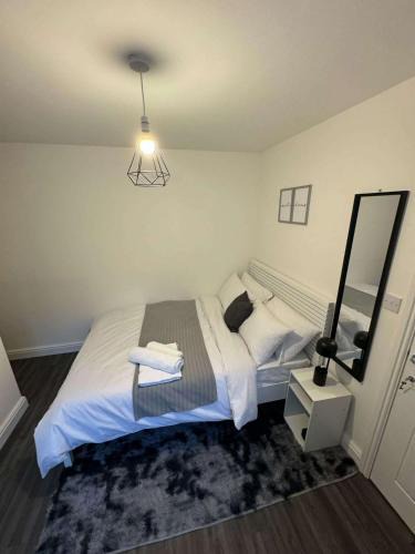 Erdington House | Private Room - Ensuite Bathroom - Free Parking