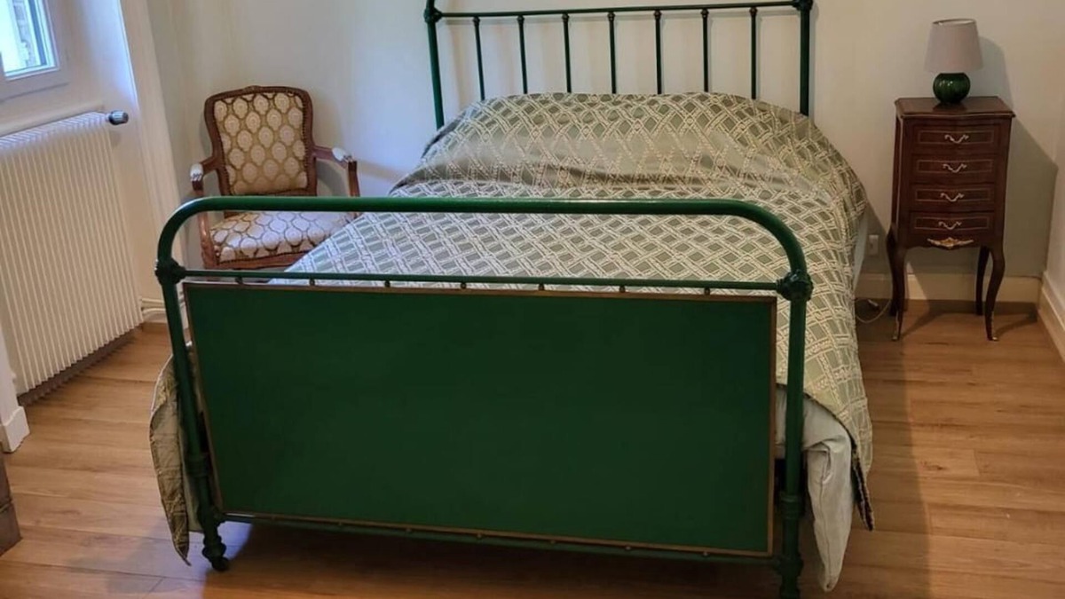 Saint-Just-d'Avray Bed & Breakfast | Private room with shower and washbasin