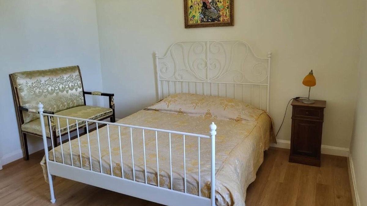Saint-Just-d'Avray Bed & Breakfast | Private room with shower and washbasin