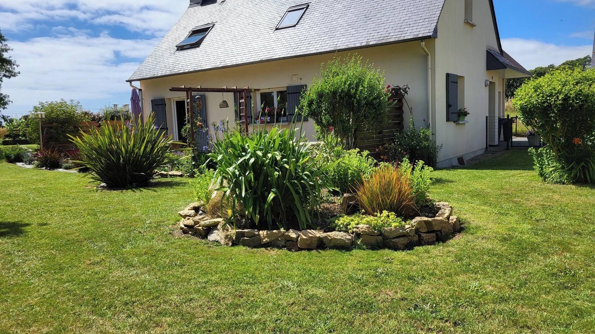 Ploneour-Lanvern Bed & Breakfast | Private room, in a quiet, leafy setting.