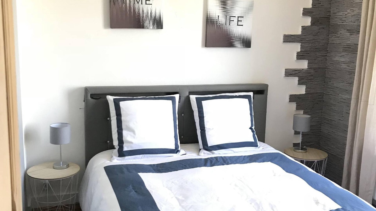 Quartier Beauregard-Boufflers-Buthegnemont-Boudonville Bed & Breakfast | Private room in a guest house on the garden side