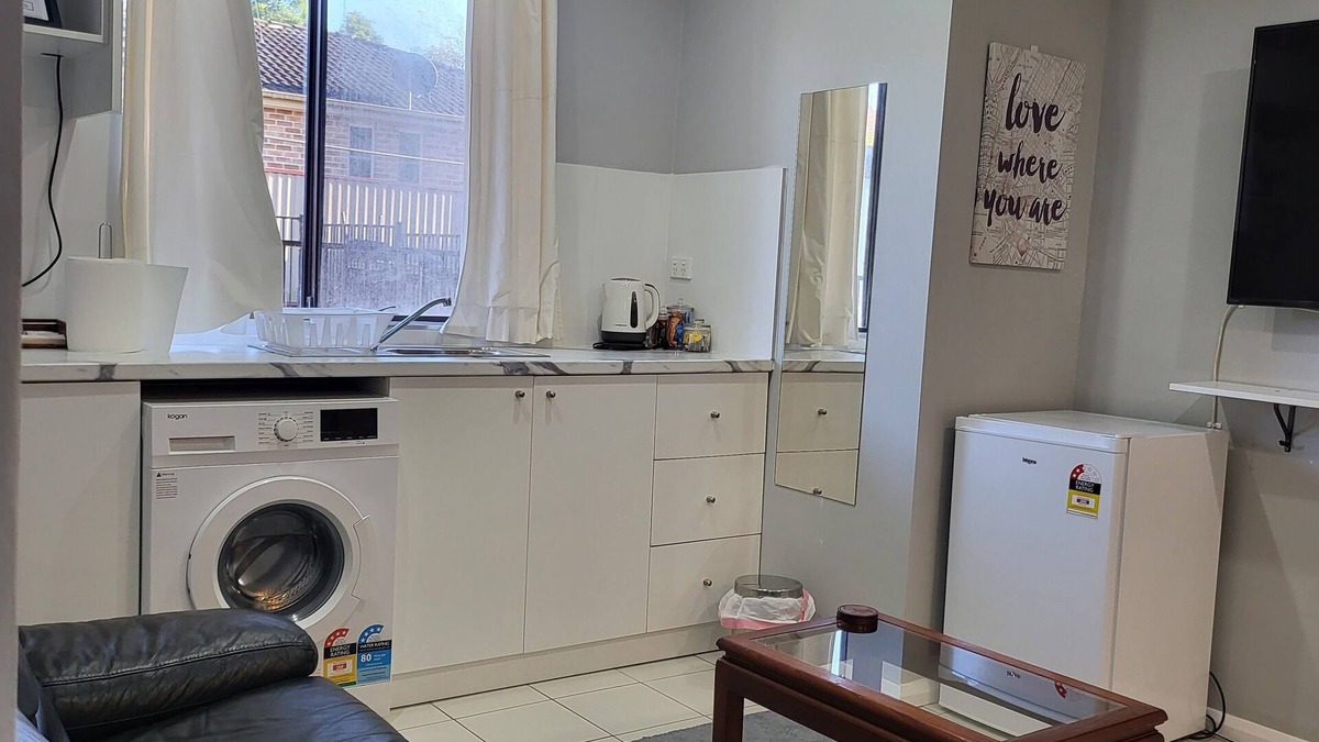 Windsor Ski Chalet | Private Room in Charming Windsor with WiFi, AC, Washing Machine, Kitchenette