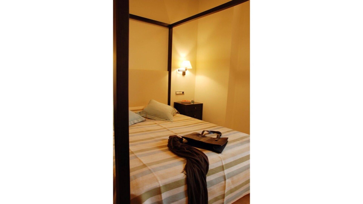 Arbizu Apartment | Private room in charming rural hotel (3 people)
