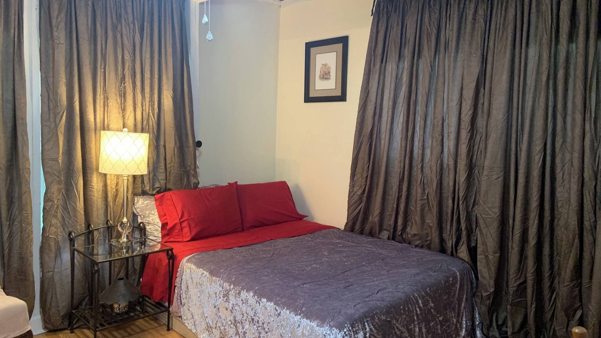 Tallahassee House | Private Room in Serene Lake House. Peaceful Stay with Nature Views, Near City.