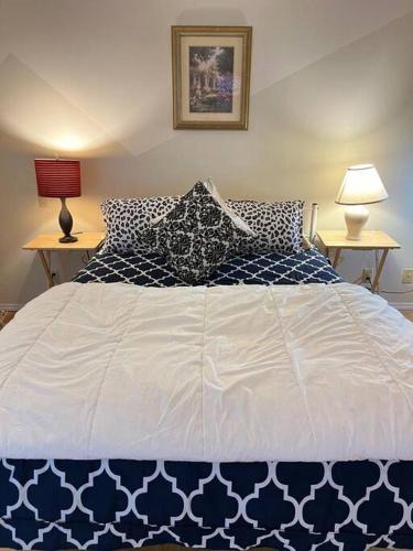 Fleetwood House | Private Room near Town Centre, Restaurants, Shopping & Bus to Skytrain F2