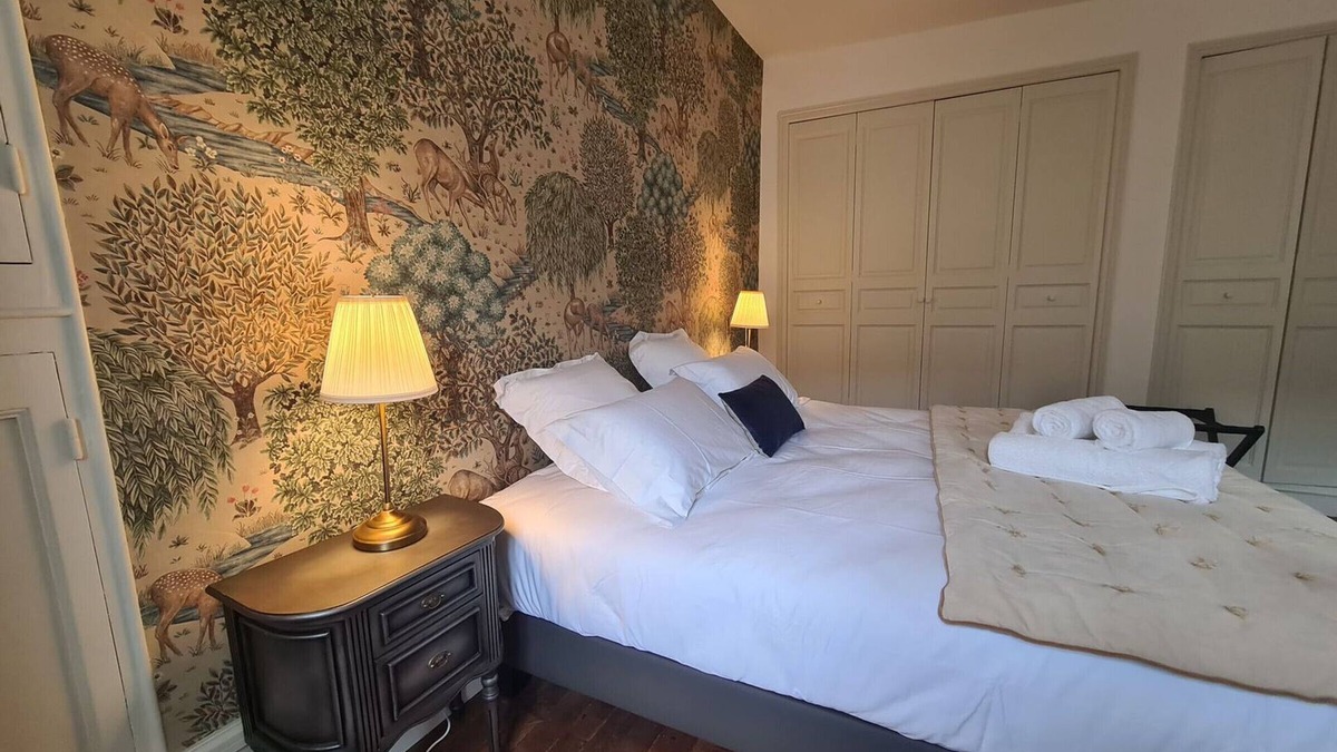 Chateauroux Bed & Breakfast | Private Room with Ensuite, Twin/King Bed in Charming Guesthouse with Breakfast, Courtyard Access