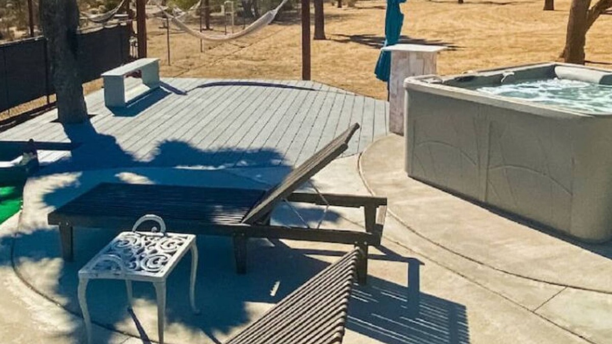 Joshua Tree House | Private Rooms! Hot Tub! Fire Pit! Bar! Mini-Golf!