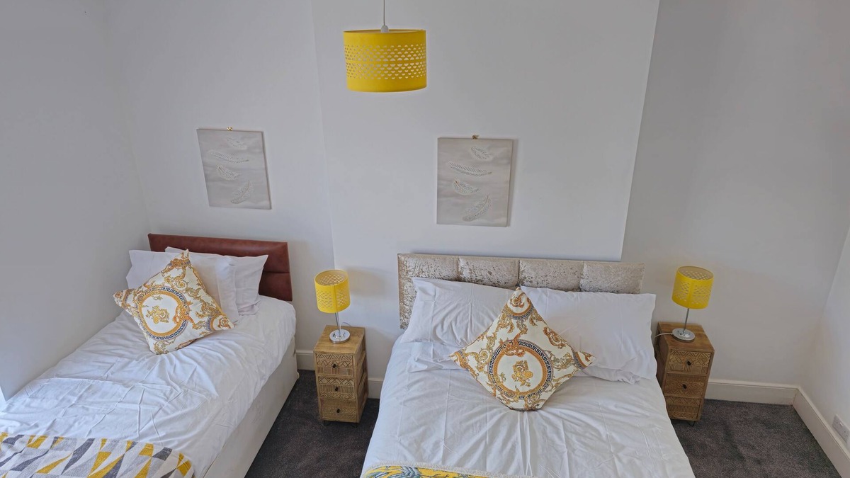 Aylesbury House | PRIVATE ROOMs In TOWN CENTRE FREE PARKING WIFI AND PATIO WITH AA STAY LTD