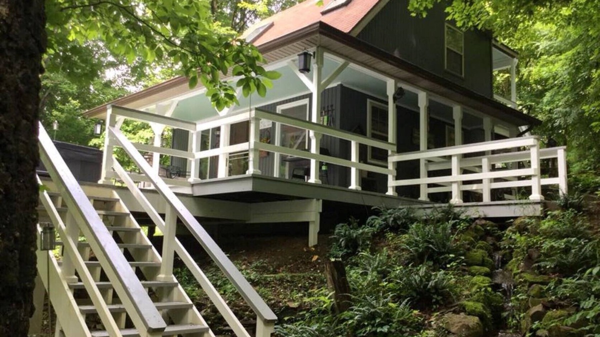 Bladensburg Cabin | Private Secluded Cabin w/hot tub