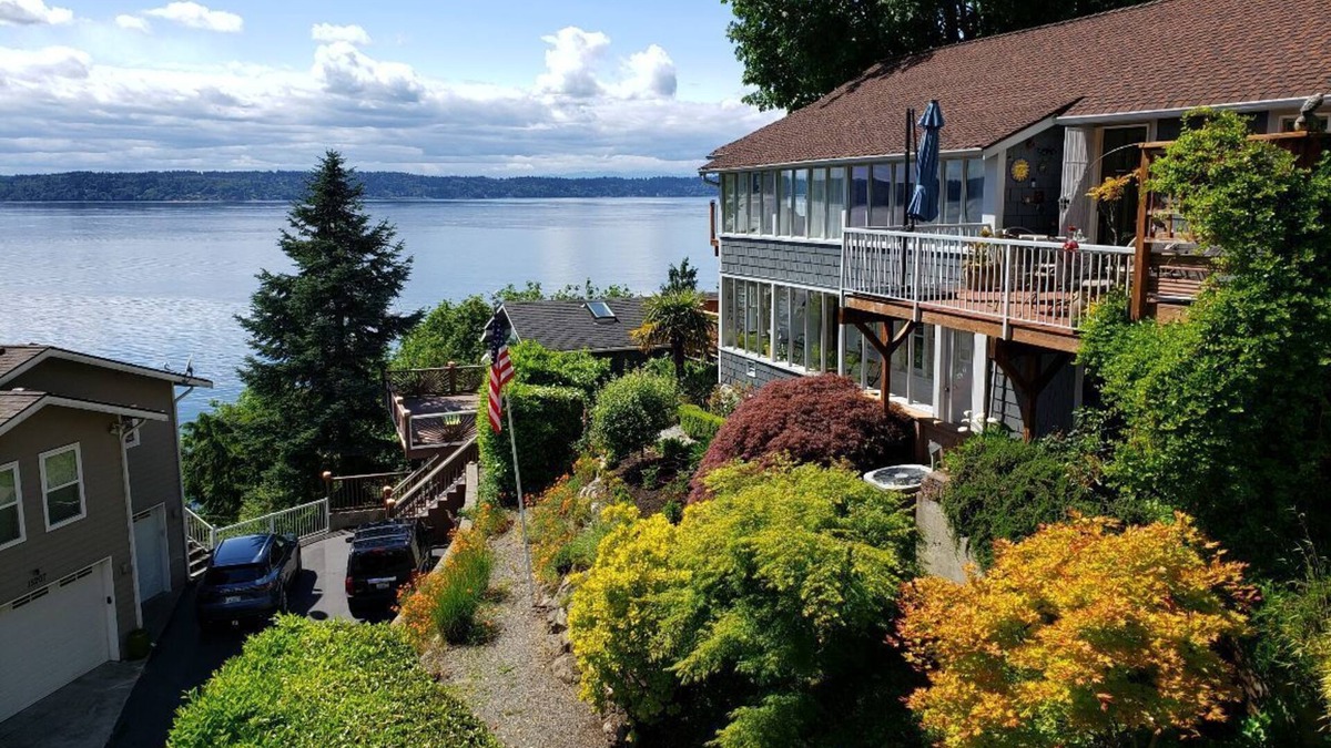 Seahurst House | Private, Secluded, Spectacular View, 15 Minutes to Downtown Seatttle