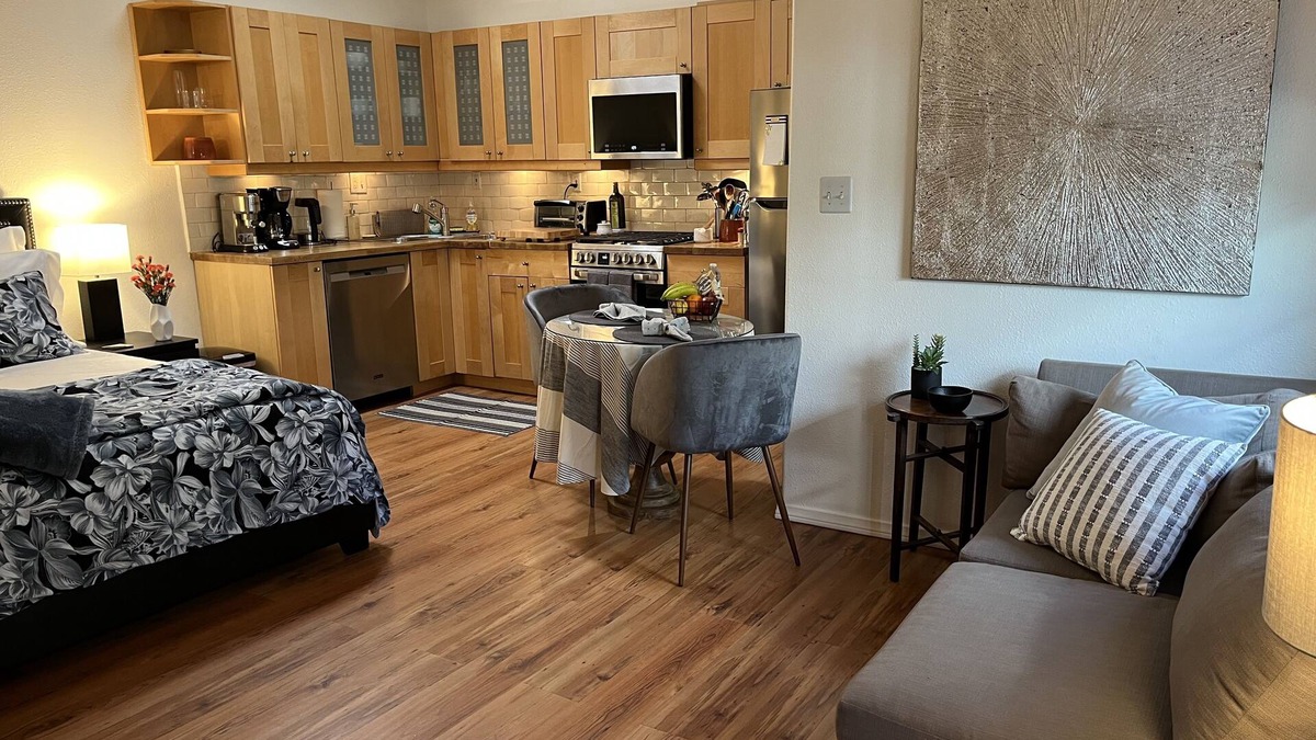 Toluca Lake Cottage | Private, secure guest cottage w/garden close to Universal City.