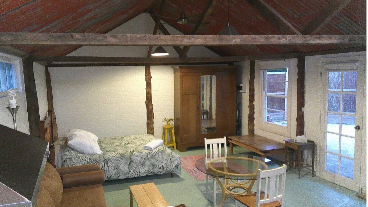 Canowindra Apartment | Private self contained stand-alone studio with full kitchen