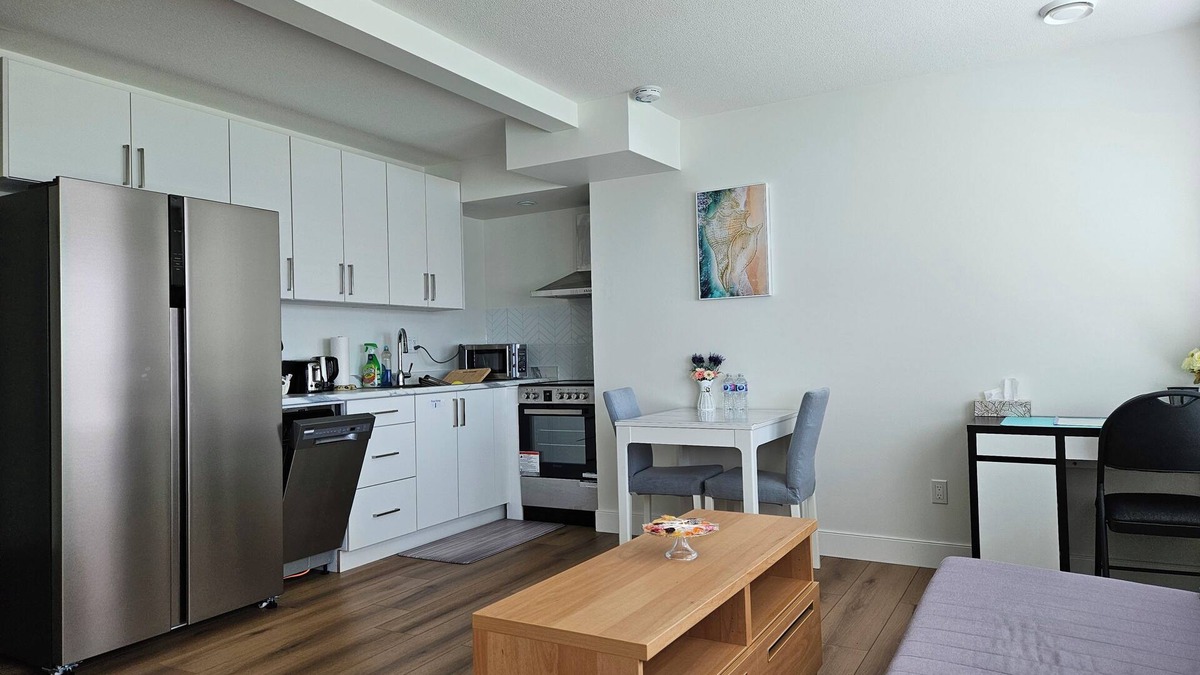 Burke Mountain House | Private south-facing suite with a full bathroom and fully equipped kitchen.