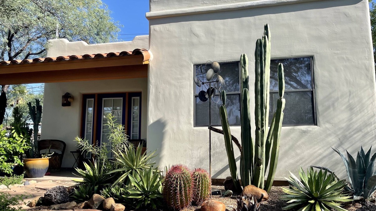 Peter Howell House | Private Southwestern Style Casita with Lush & Fully fenced Lush Yard*