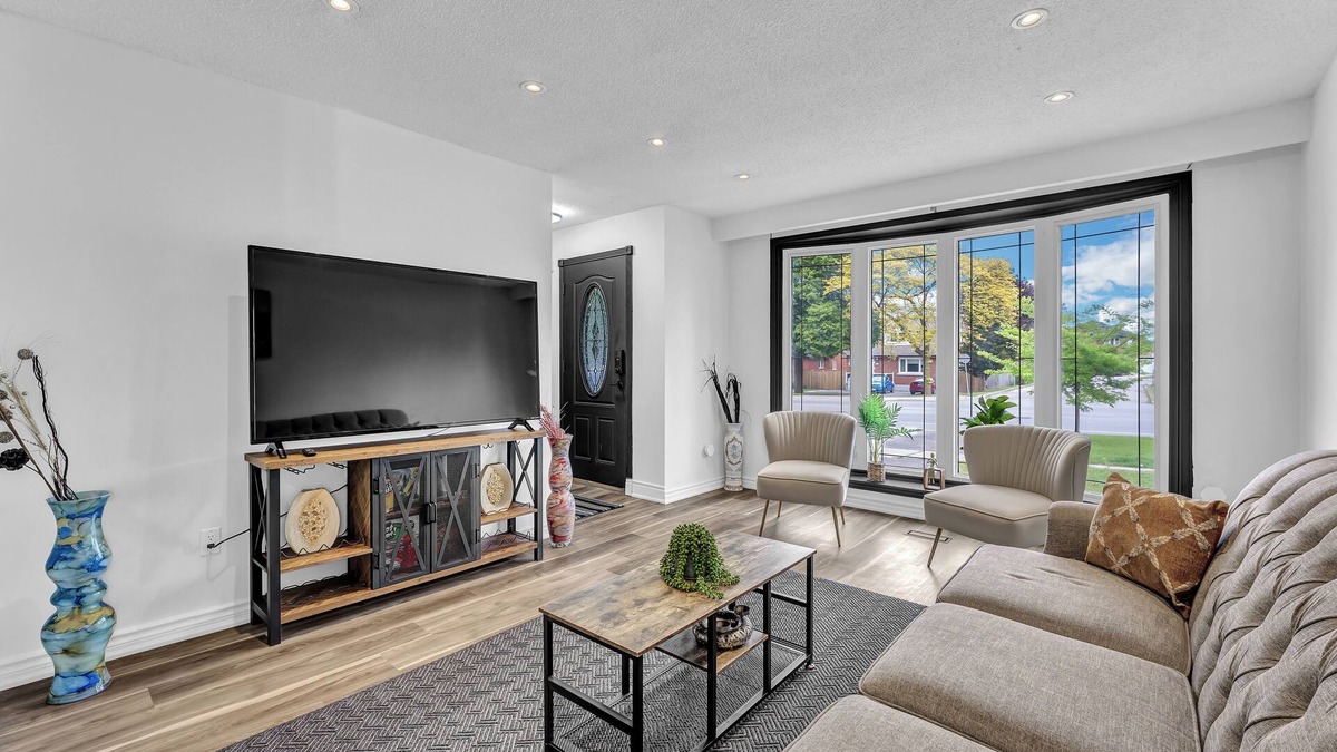 Hamilton House | Private & Spacious 6BR Home ~ Hamilton ~ Comfort