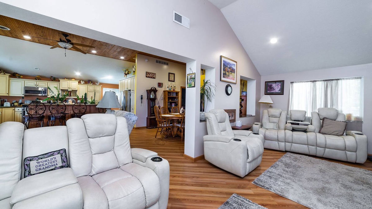 Cloverdale Cottage | Private spacious beach retreat on Wall Lake.