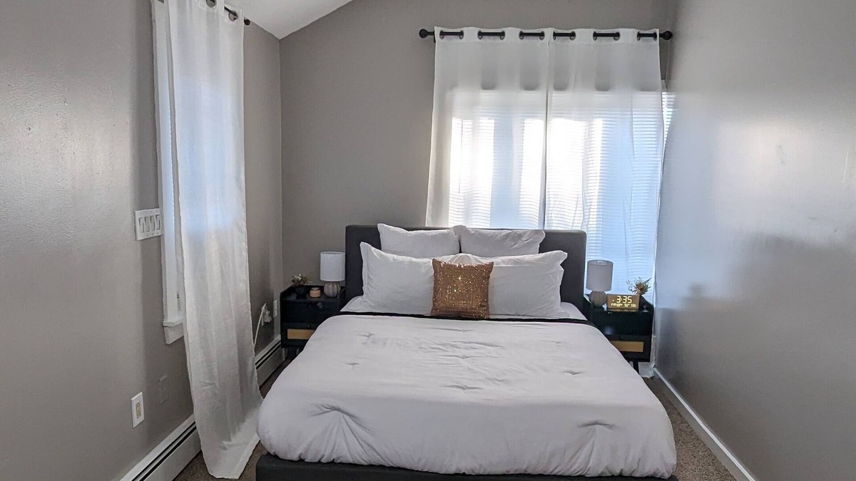 Holbrook House | Private, Spacious, Comfy 1 bedroom Entire Suite, Separate Entry & Onsite Parking