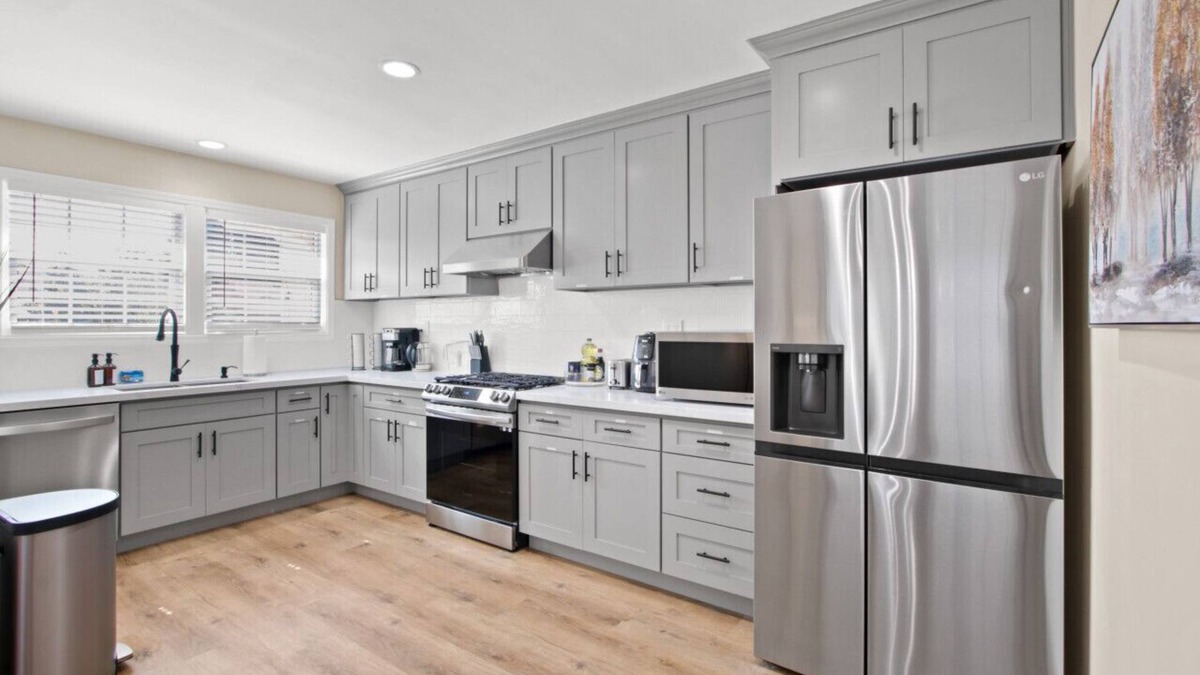 Valle Lindo House | Private, Spacious Home minutes away from Ontario Airport with Parking