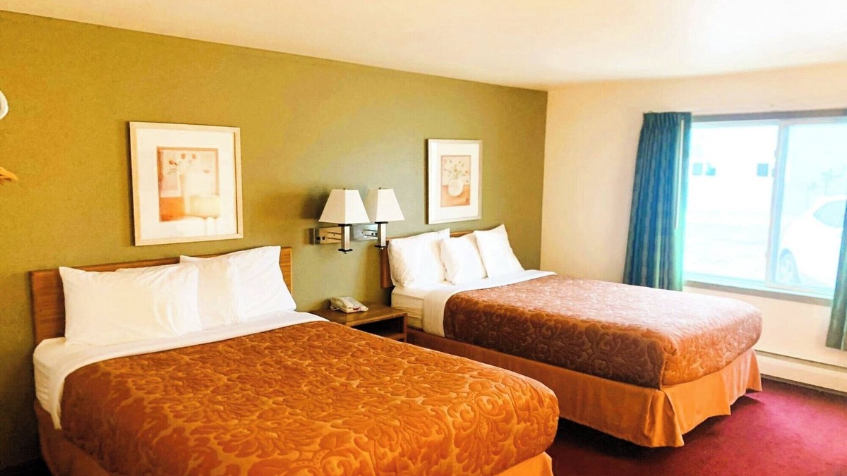 Staples Hotel | Private Stay w/Flat-Screen TV + Breakfast – Steps From Staples Station