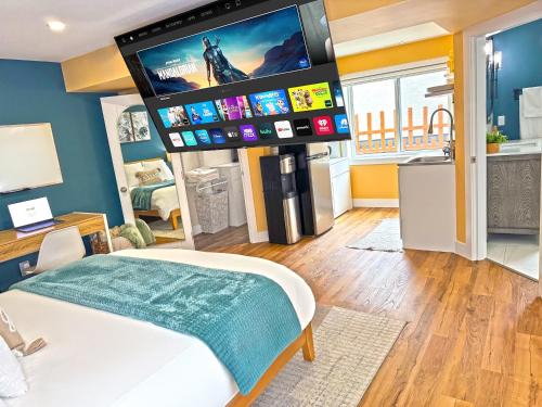 Williams Lake House | Private Studio - 5 Min to DT - Self Check-In - 75 Inch TV