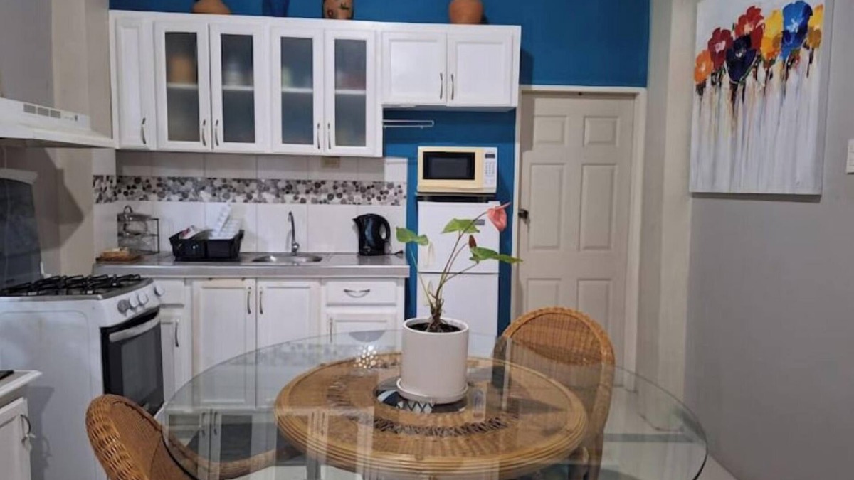El Dorado Apartment | Private Studio. AC/Internet/Cable near UWI/Airport. Quiet suburban neighborhood.