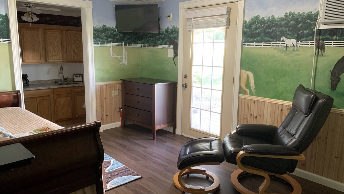 Lufkin Apartment | Private studio located on beautiful horse property